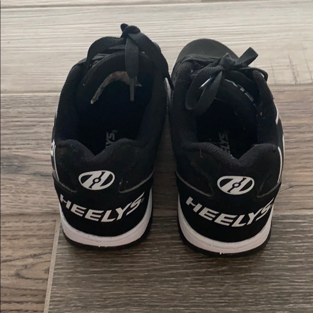 HEELY’S!! Blk /Wht Size 3 like new!! - Picture 3 of 5